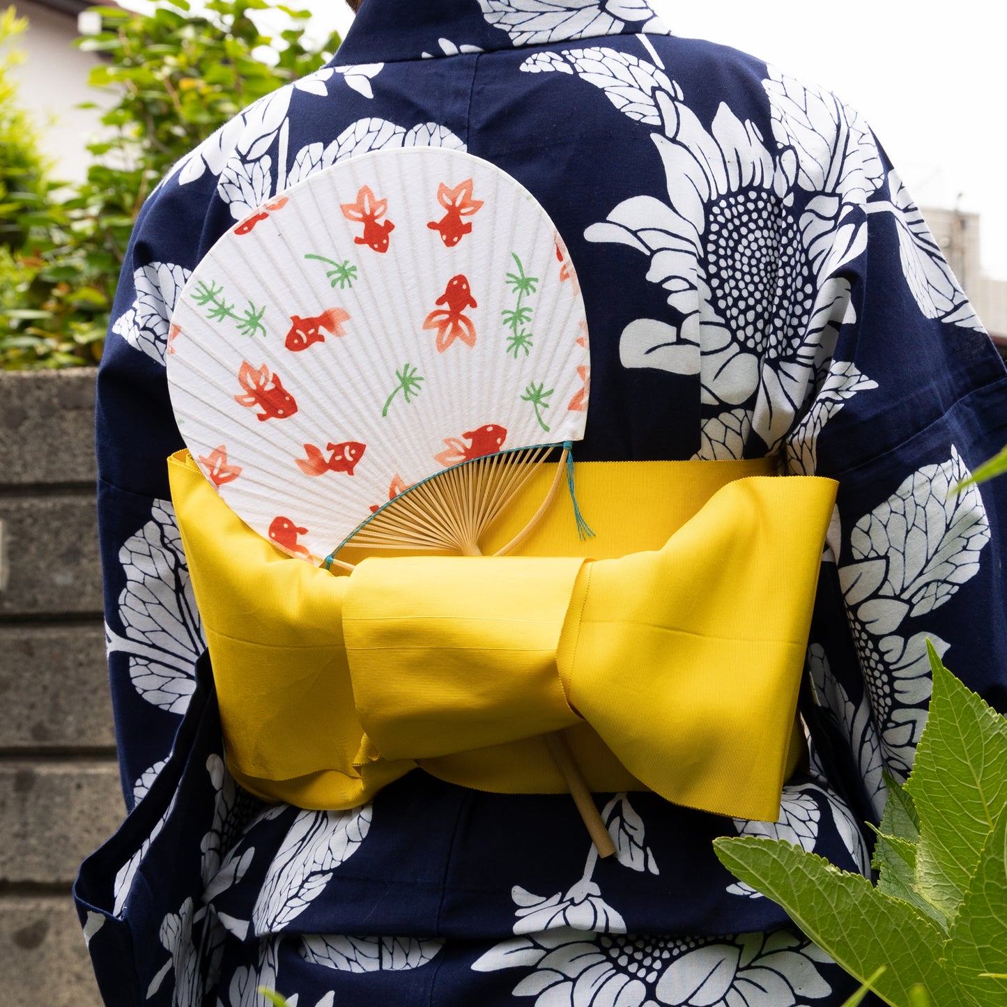 布うちわ 小さな金魚